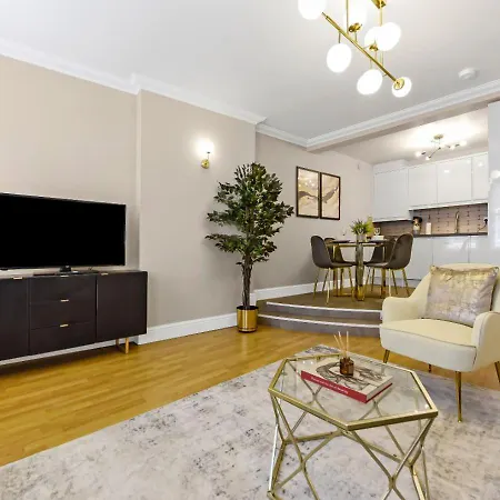 Central Charm: Stylish & Comfy 2Br Flat In Central